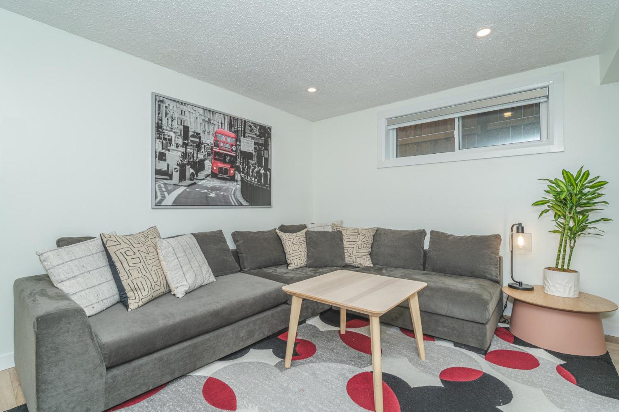 Central Edmonton Family Friendly Home Экстерьер фото