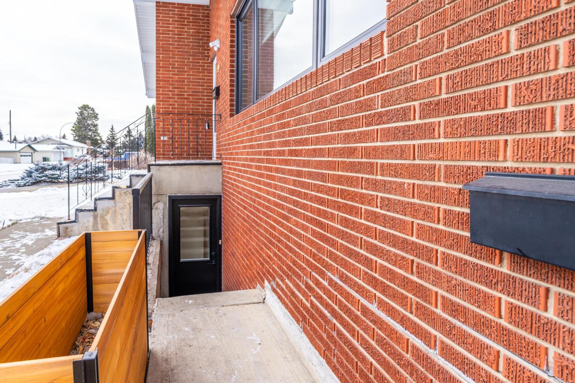 Central Edmonton Family Friendly Home Экстерьер фото