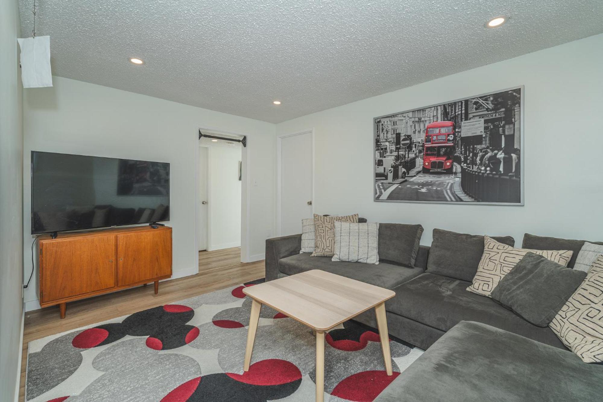 Central Edmonton Family Friendly Home Экстерьер фото