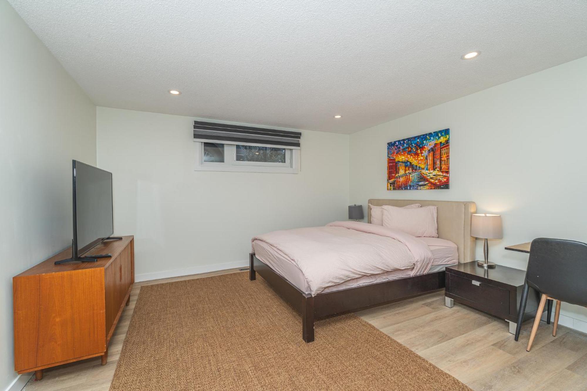Central Edmonton Family Friendly Home Экстерьер фото