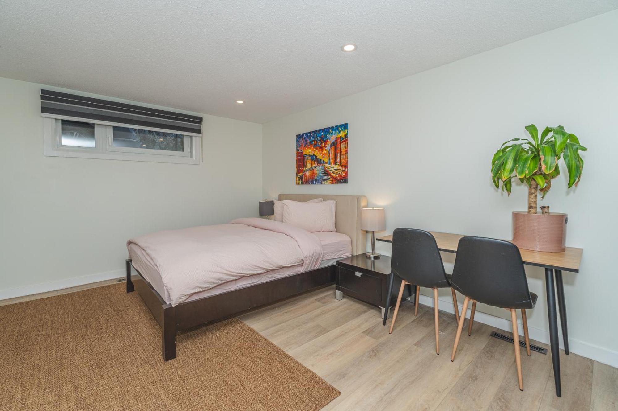 Central Edmonton Family Friendly Home Экстерьер фото