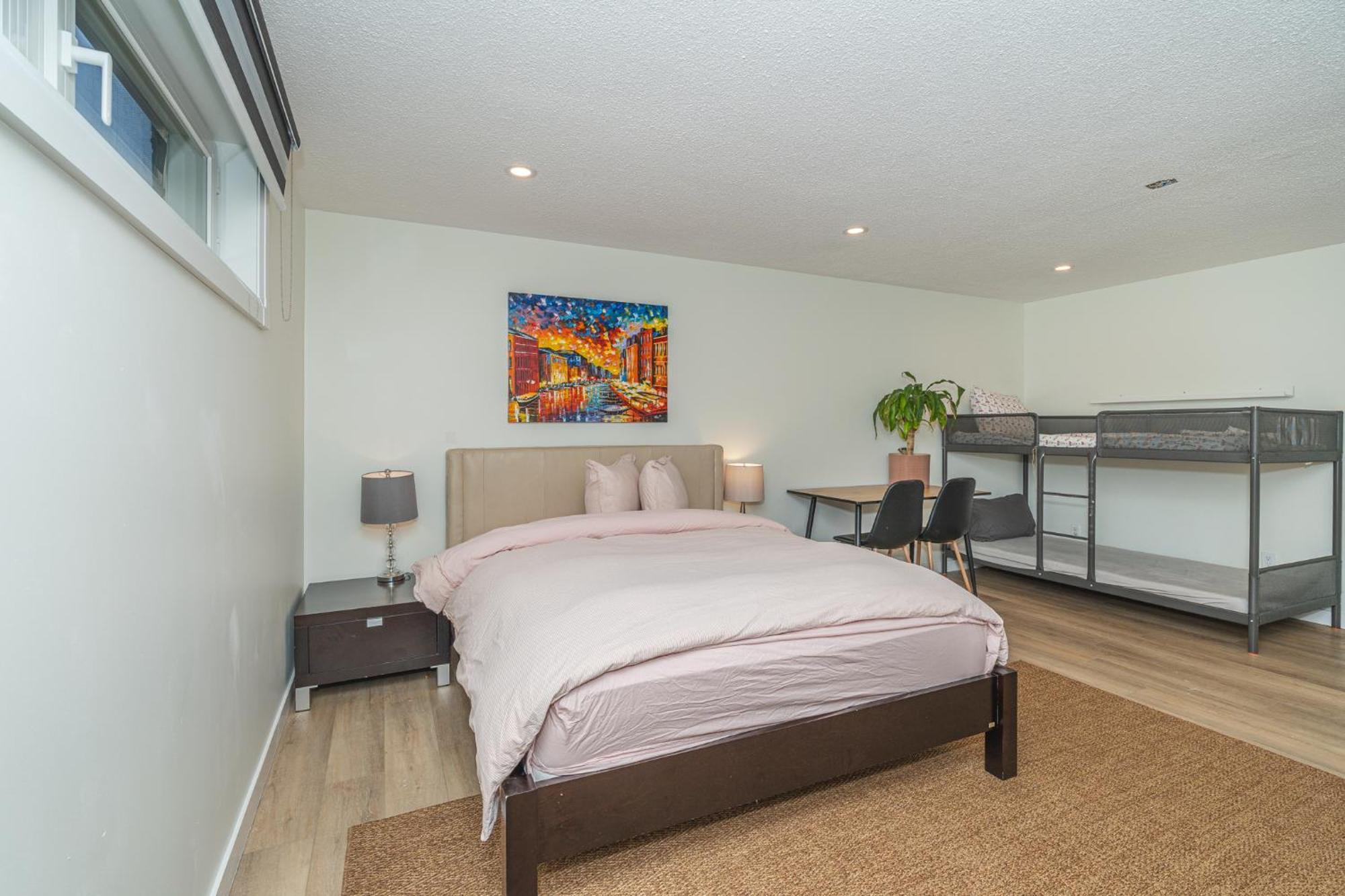 Central Edmonton Family Friendly Home Экстерьер фото