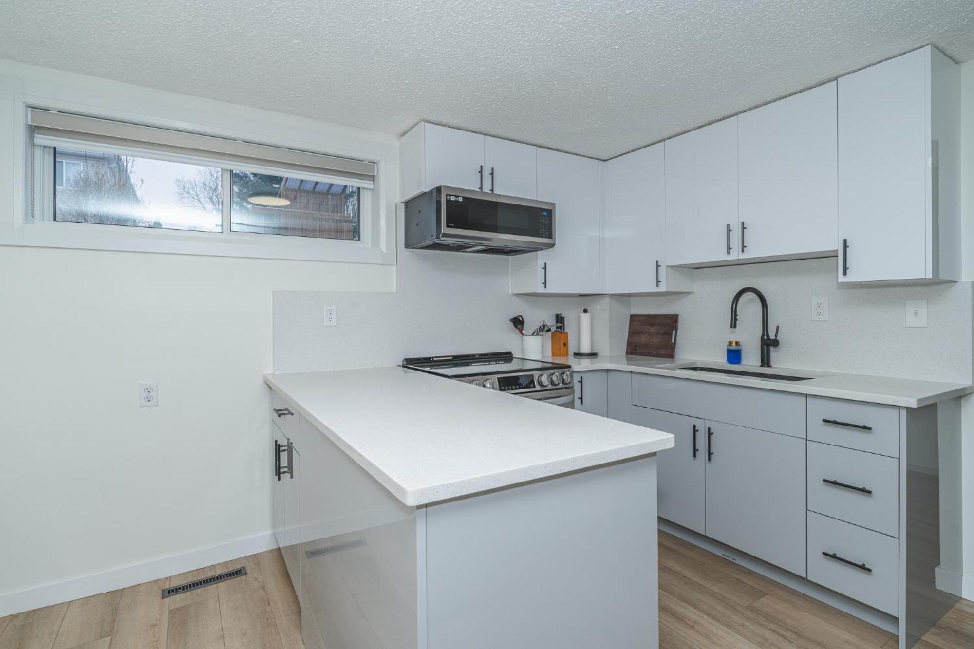 Central Edmonton Family Friendly Home Экстерьер фото