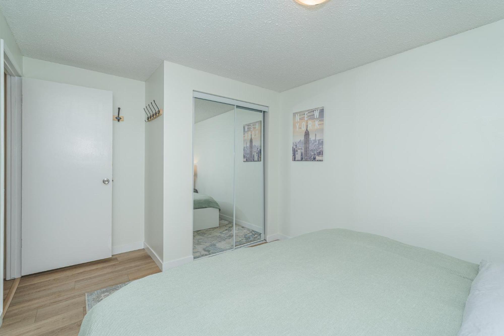 Central Edmonton Family Friendly Home Экстерьер фото