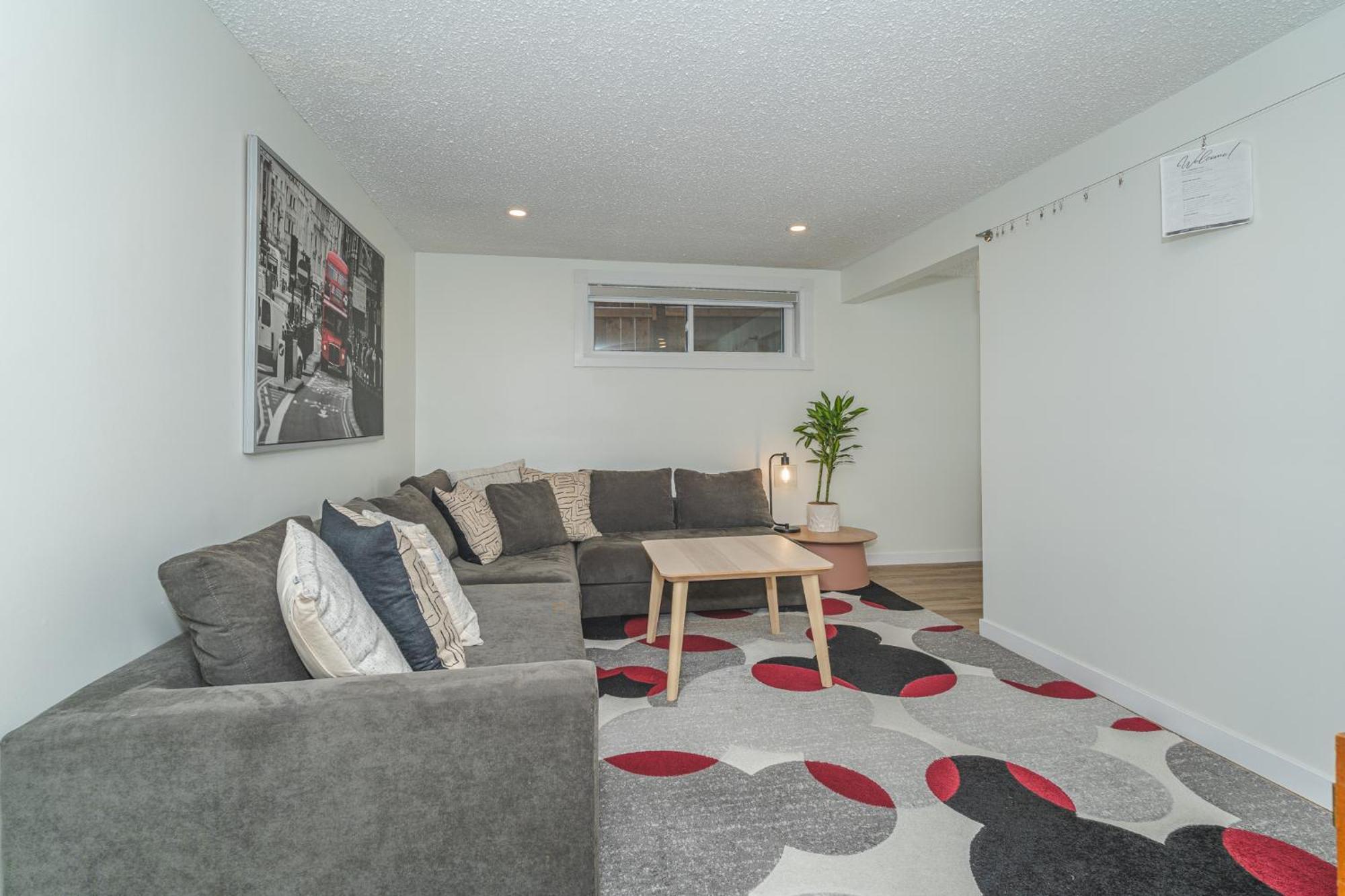 Central Edmonton Family Friendly Home Экстерьер фото