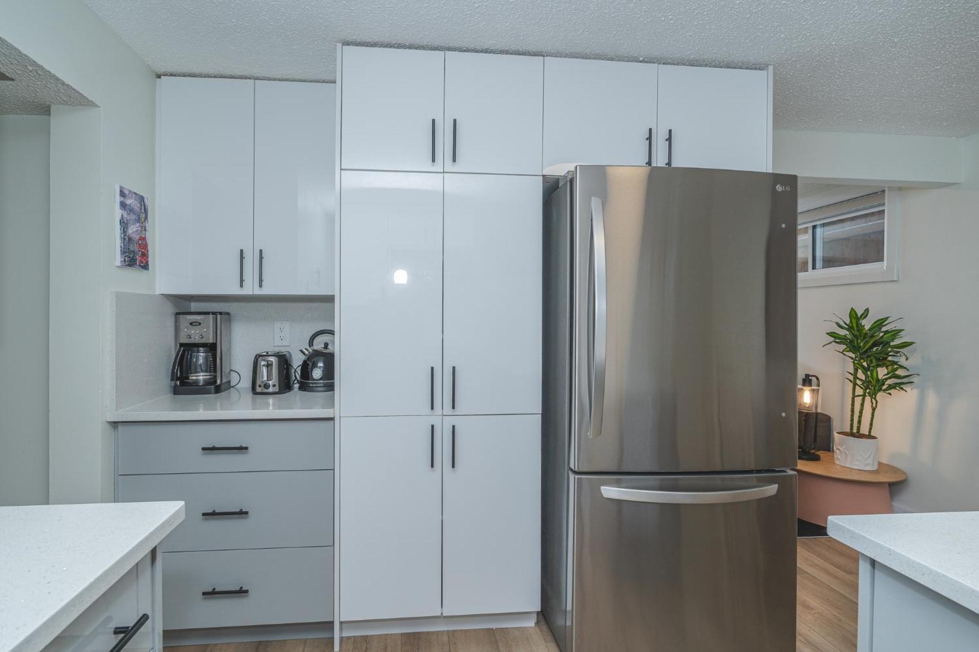 Central Edmonton Family Friendly Home Экстерьер фото