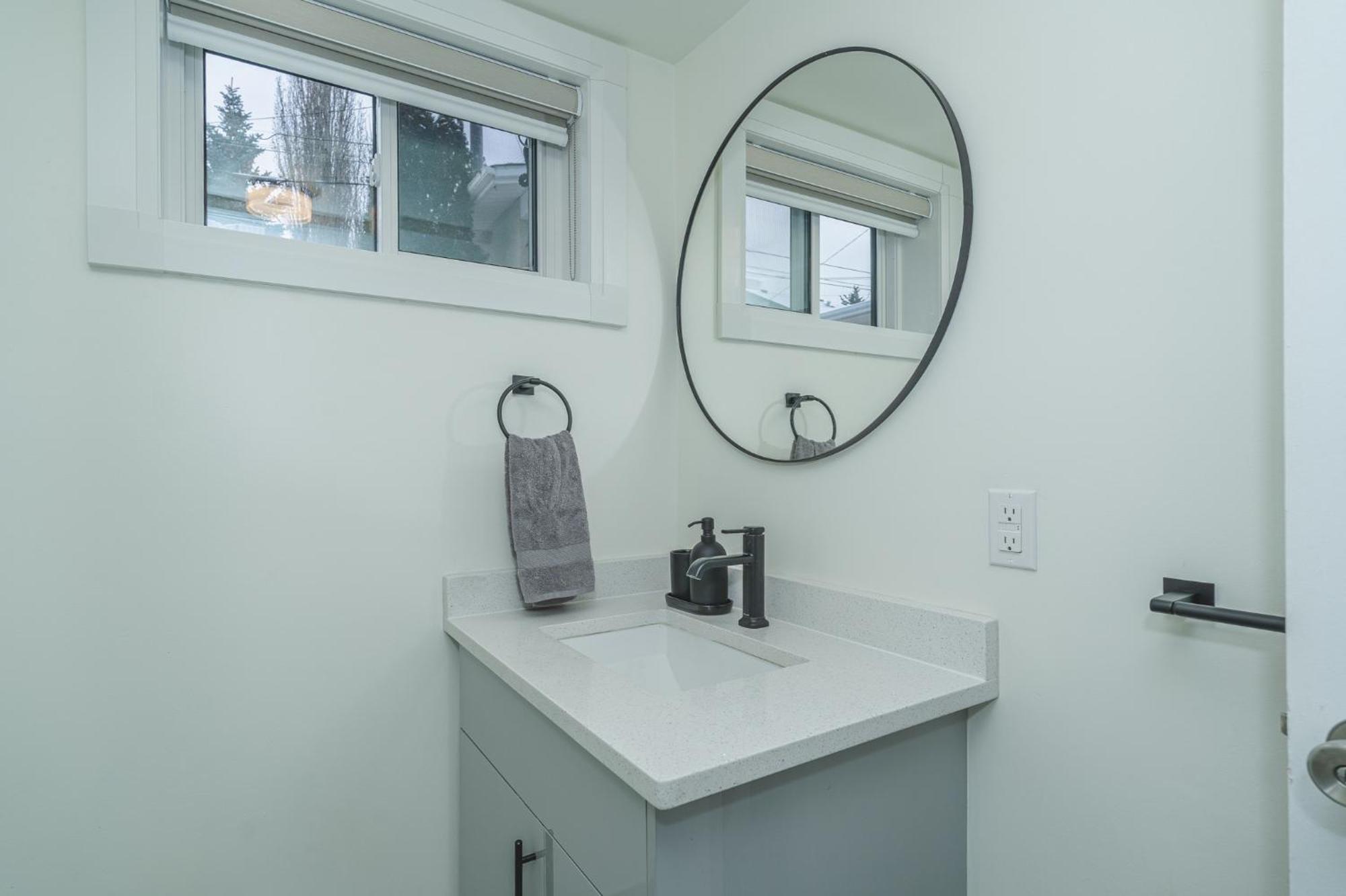 Central Edmonton Family Friendly Home Экстерьер фото