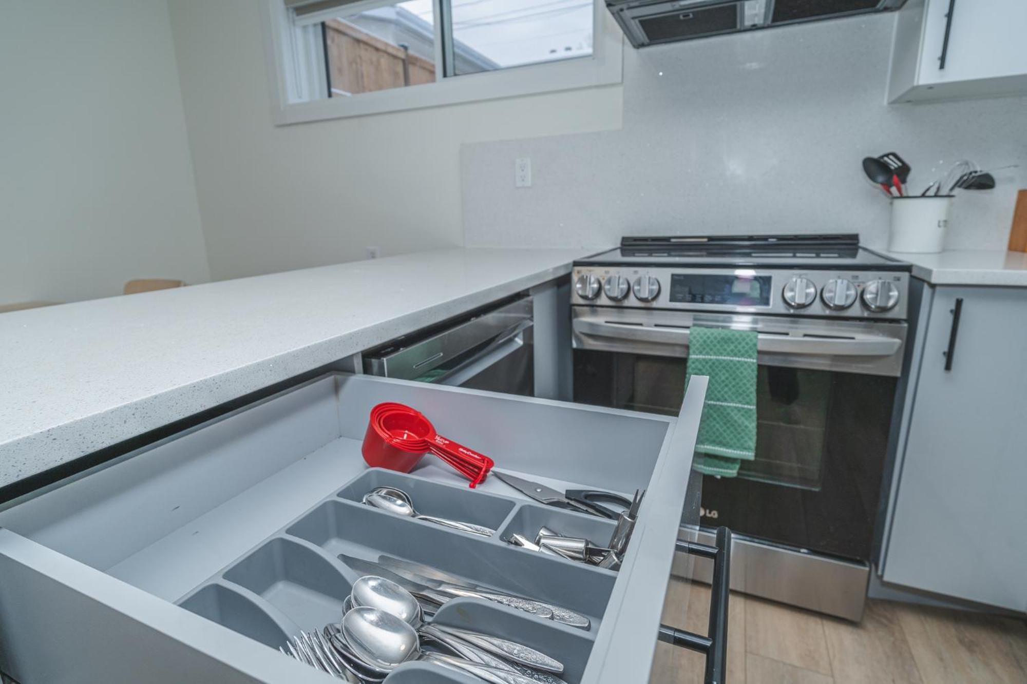 Central Edmonton Family Friendly Home Экстерьер фото