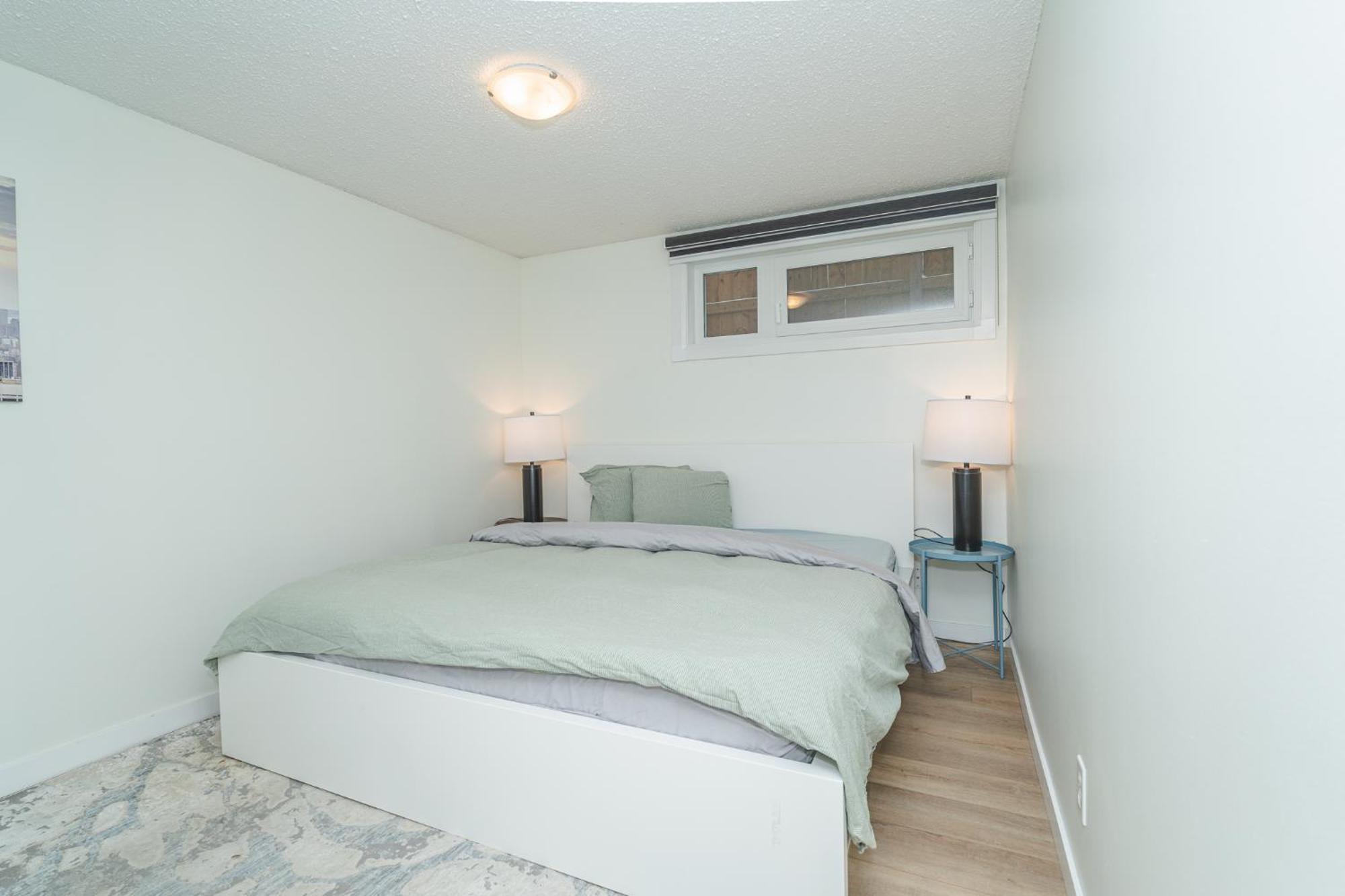 Central Edmonton Family Friendly Home Экстерьер фото